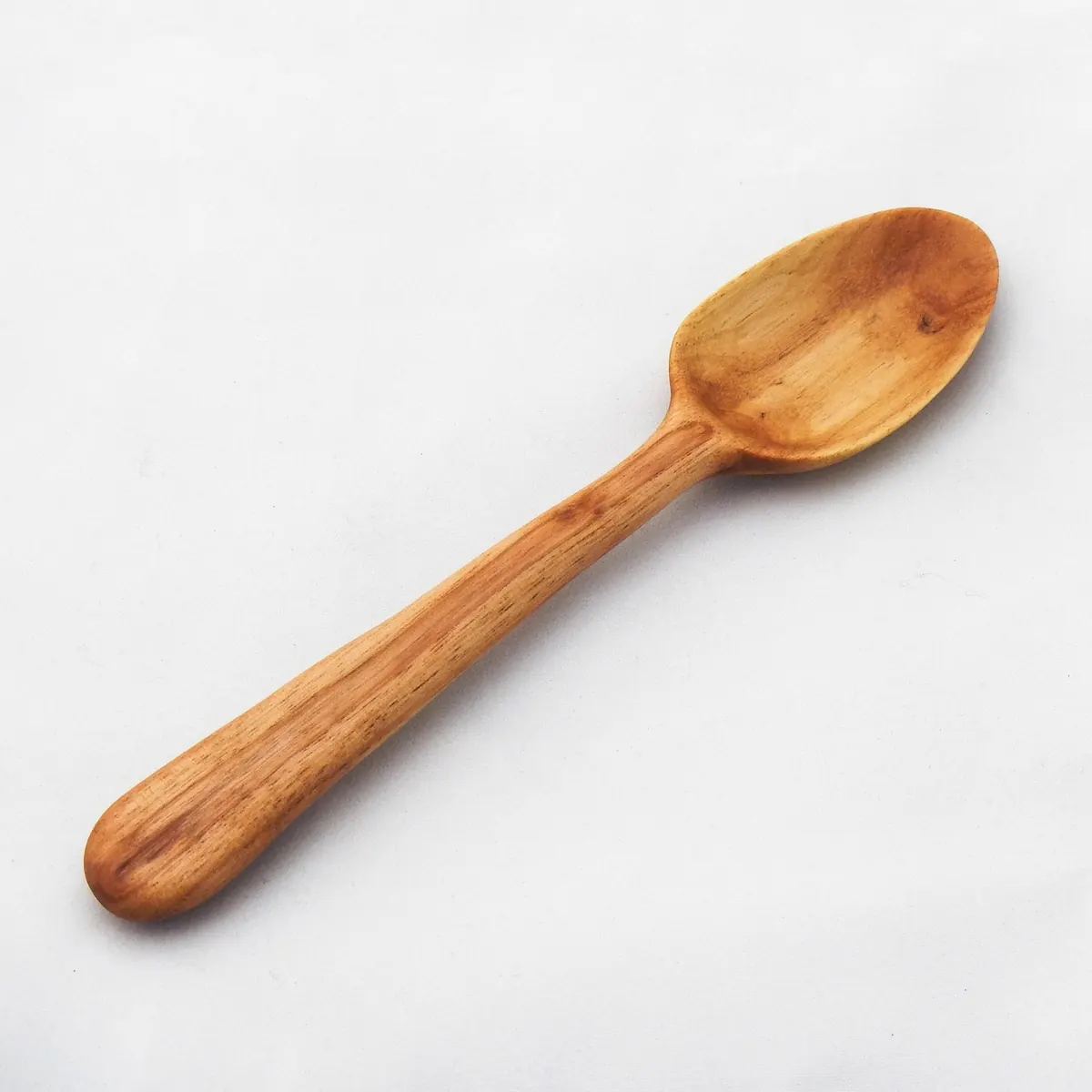 Green Wood vs Seasoned Wood for Spoon Carving: Which Should Beginners Use?